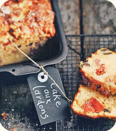 Cake aux lardons, olives et tomates