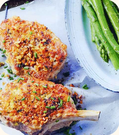 Côtes de veau panées aux pignons et asperges vertes