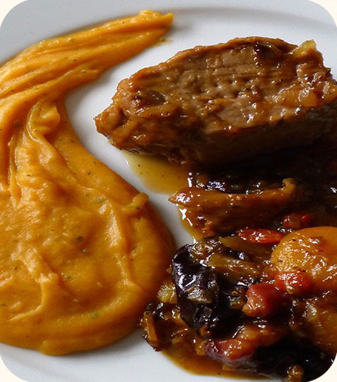 Filet mignon au lard et fruits secs, purée de patates douces
