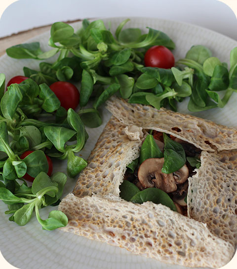 Galettes bretonne complètes et salade de roquette